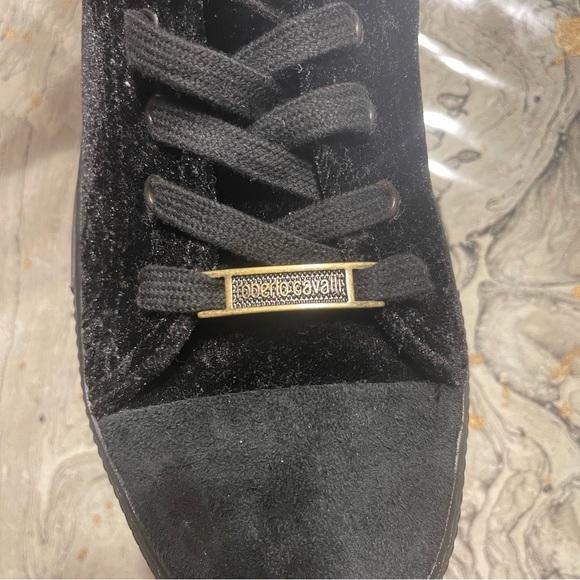 Roberto Cavalli Men Sneakers size 43 1/2
In excellent condition 
Authentic - Picture 6 of 12